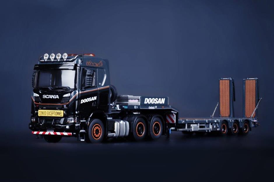 IMC Scania XT Middel Roof 6x4 m/Nooteboom MCOS 3 axle Doosan