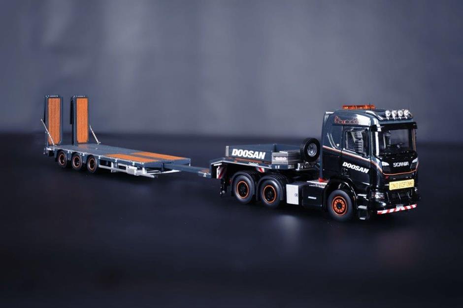 IMC Scania XT Middel Roof 6x4 m/Nooteboom MCOS 3 axle Doosan