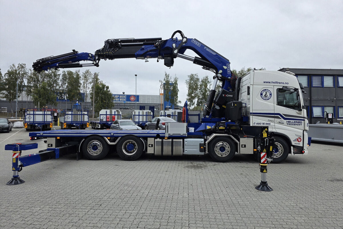 Hellerød Transport; VOLVO FH5 GLOBETROTTER RIGED FLATBED TRUCK 8X2 TAG AXLE WITH FASSI 1100 + JIB