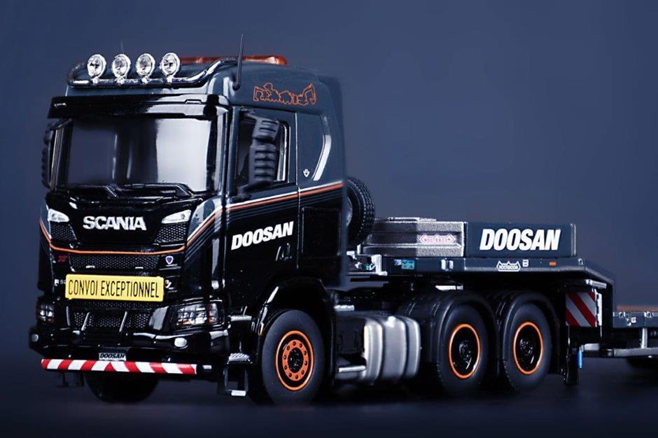 IMC Scania XT Middel Roof 6x4 m/Nooteboom MCOS 3 axle Doosan