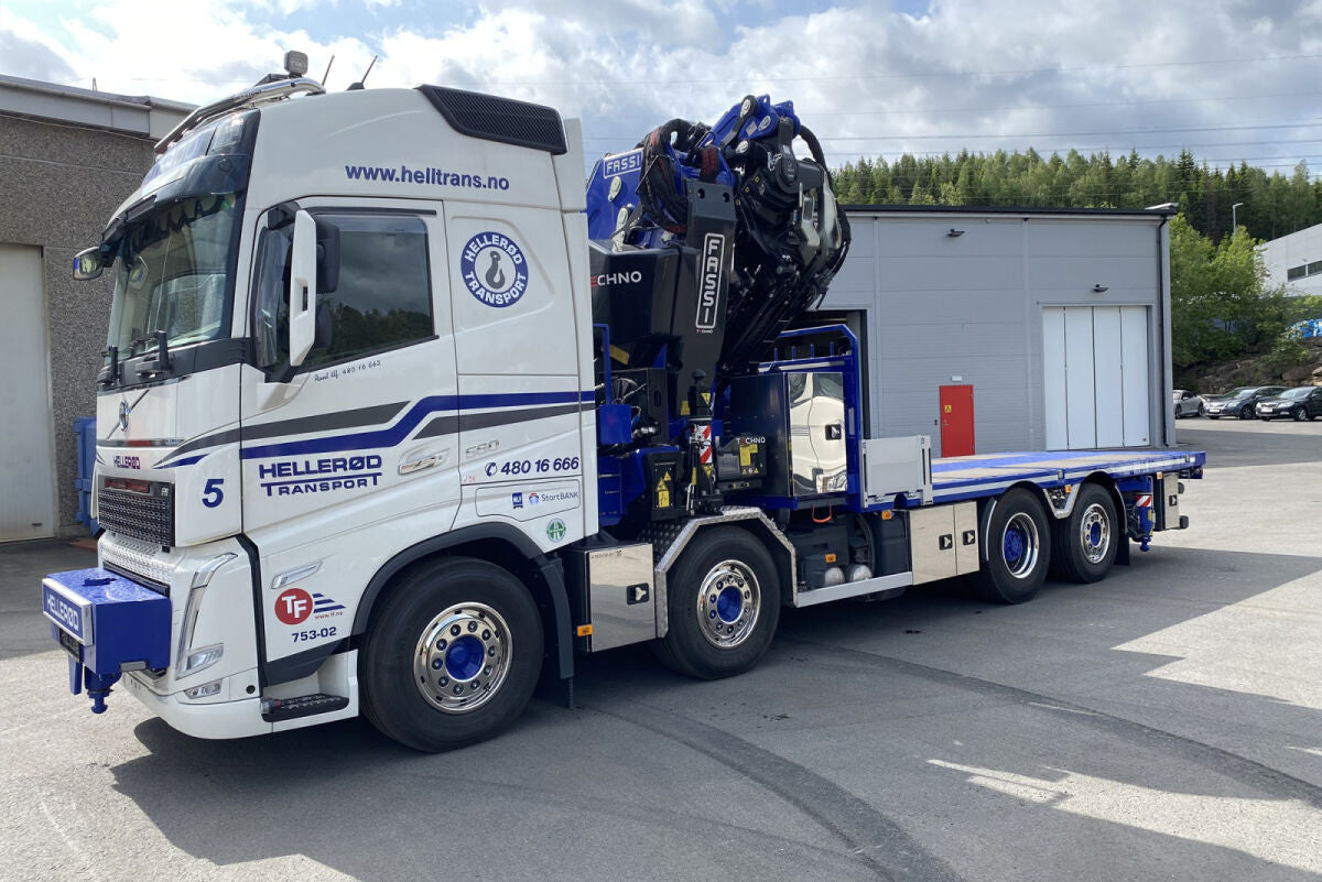 Hellerød Transport; VOLVO FH5 GLOBETROTTER RIGED FLATBED TRUCK 8X2 TAG AXLE WITH FASSI 1100 + JIB
