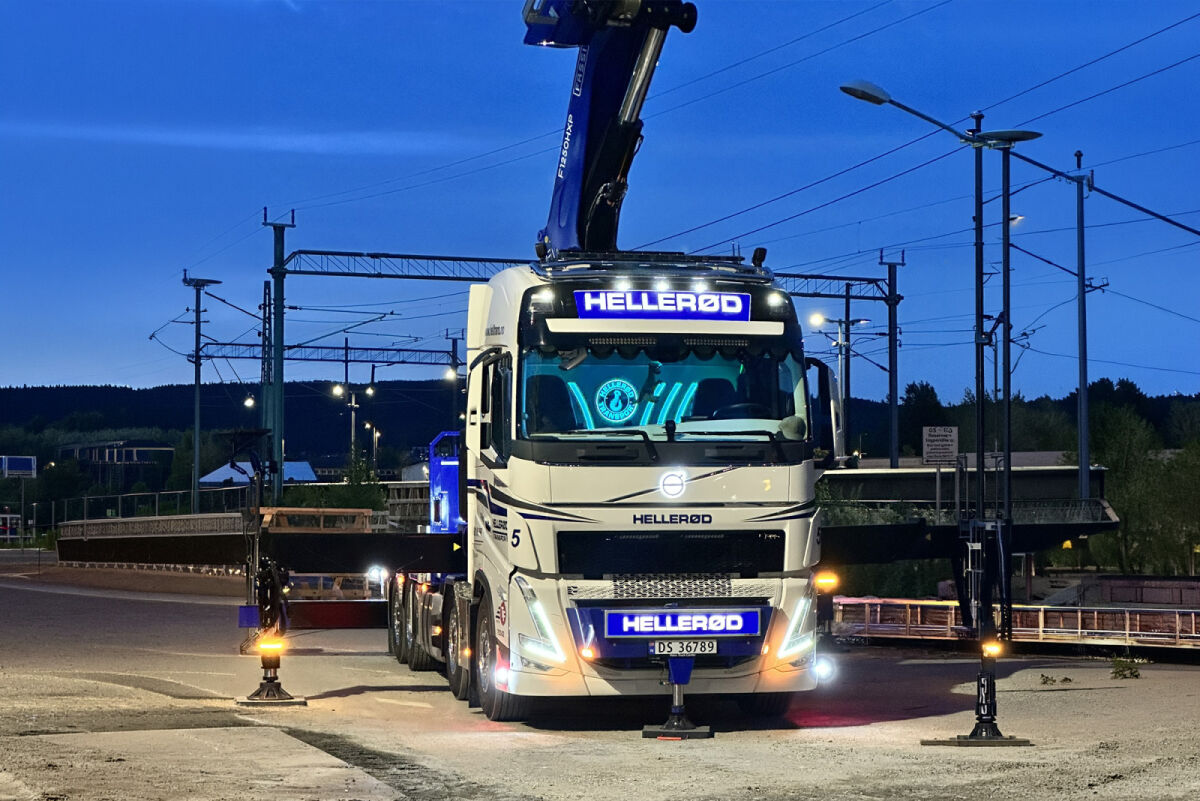 Hellerød Transport; VOLVO FH5 GLOBETROTTER RIGED FLATBED TRUCK 8X2 TAG AXLE WITH FASSI 1100 + JIB