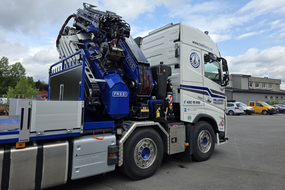 Hellerød Transport; VOLVO FH5 GLOBETROTTER RIGED FLATBED TRUCK 8X2 TAG AXLE WITH FASSI 1100 + JIB