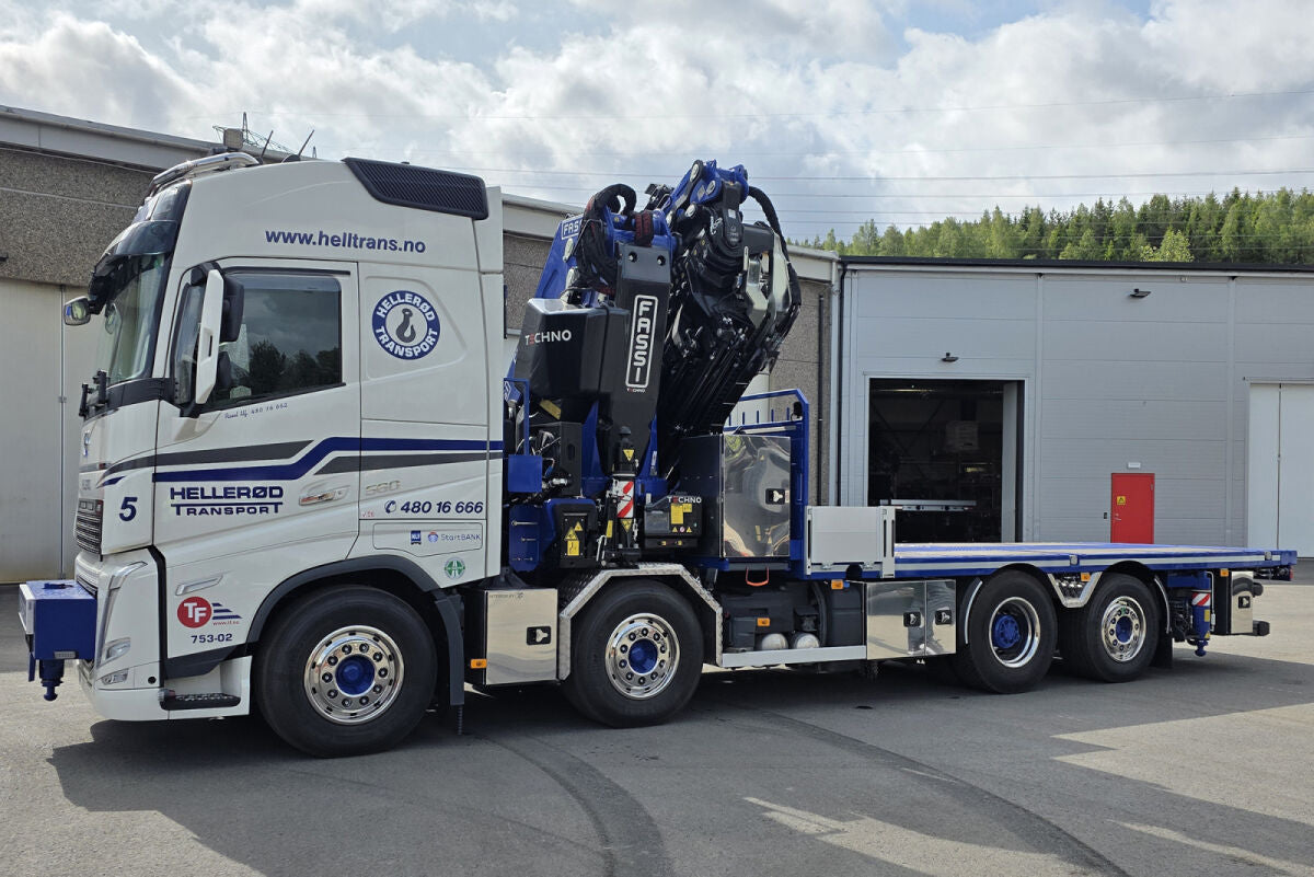 Hellerød Transport; VOLVO FH5 GLOBETROTTER RIGED FLATBED TRUCK 8X2 TAG AXLE WITH FASSI 1100 + JIB