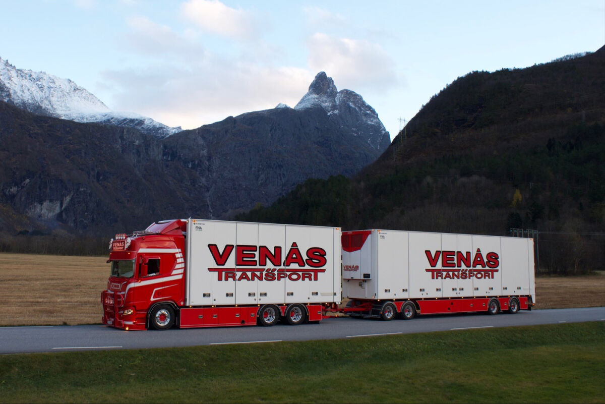 Venås; SCANIA R HIGHLINE CR20H RIGED REEFER TRUCK 6X2 TAG AXLE RIGED REEFER DRAWBAR TURNTABLE TRAILER - 4 AXLE